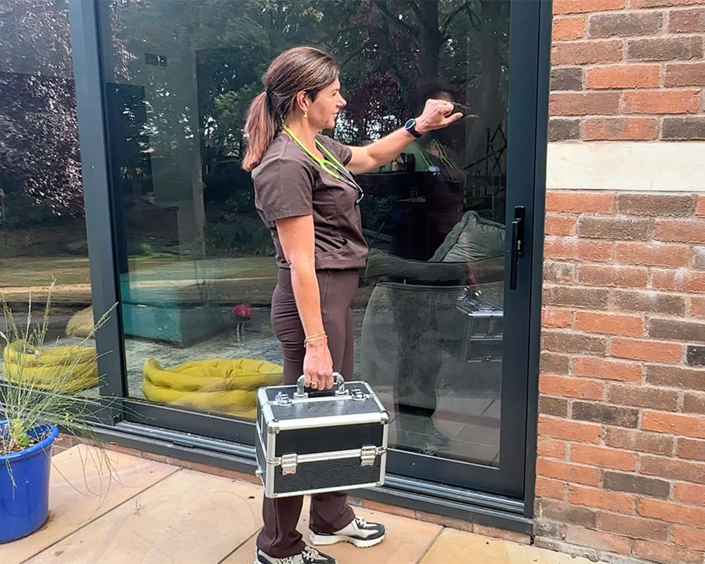 Calm Pawz vet Rebecca arriving at a home with her veterinary case